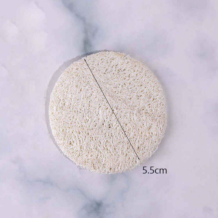 Reusable round loofah facial sponge, 5.5cm, perfect for scrubbing and exfoliating skin during makeup removal.